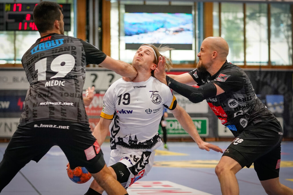 14.5.2021 Handball, Handball-Arena Rieden, Bregenz, HC Hard vs. Handball Tirol - spusu Liga, Nico Schnabl (Bregenz), Gerald Zeiner (Tirol), Foul. Copyright Carsten Harz - www.carstenharz.com